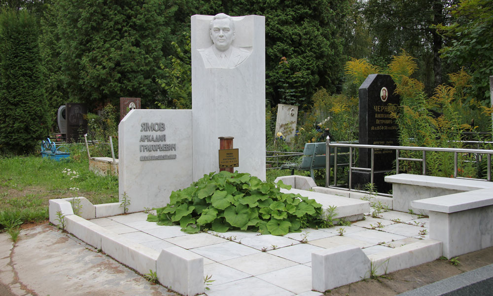 Мраморный памятник постсоветских времен на Чижовском кладбище