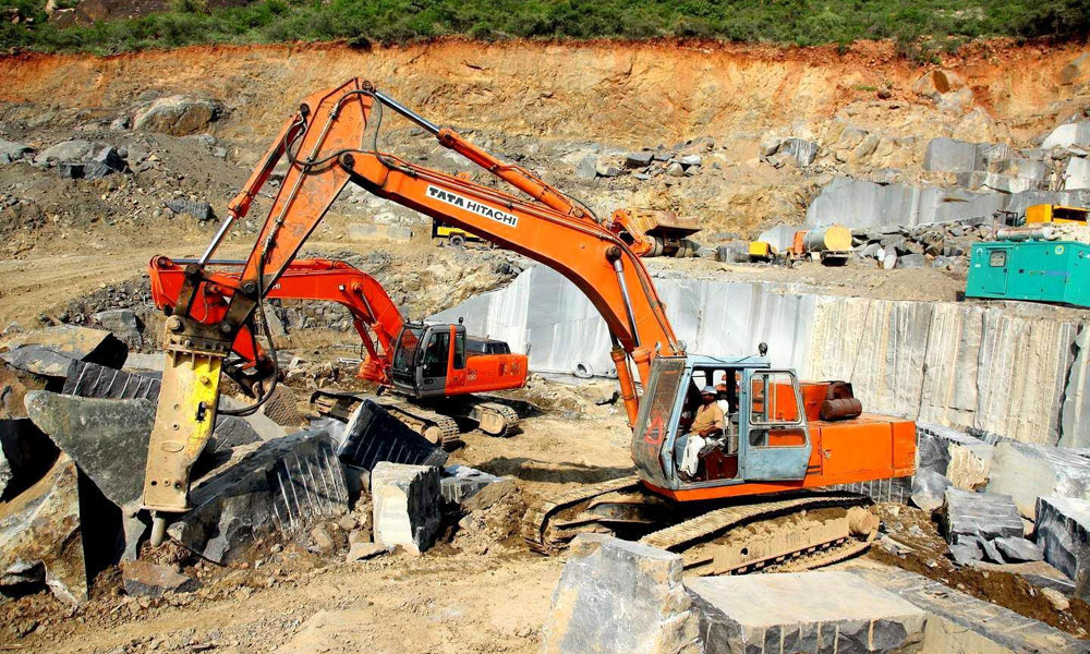 Добыча гранита в индийском месторождении Black Galaxy