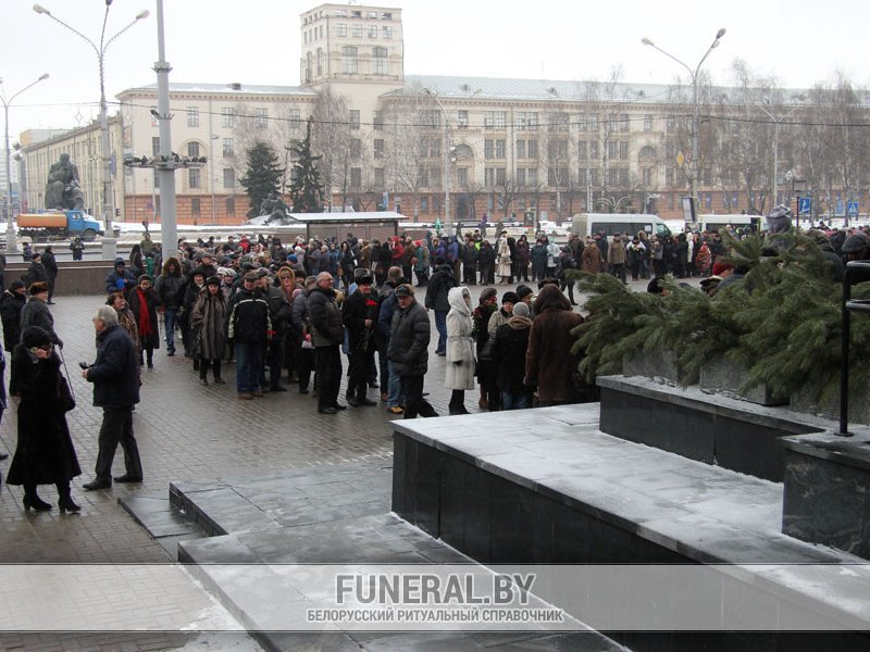 Несмотря на неприятную погоду, снег и ветер, очередь для прощания с Александром Тихановичем не уменьшалась