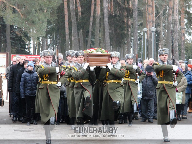 Родственники, близкие, друзья и коллеги Александра Тихановича следуют за гробом