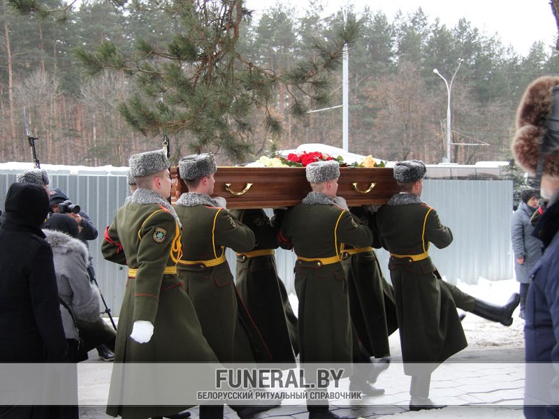 Гроб заносят в шатер для проведения православного ритуала прощания