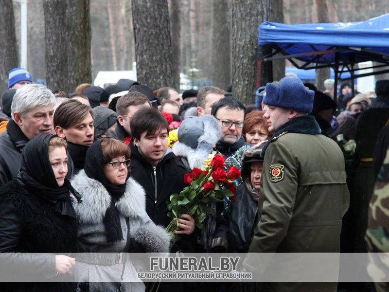 Гроб с телом Александра Тихановича передают для установки на сингуматор