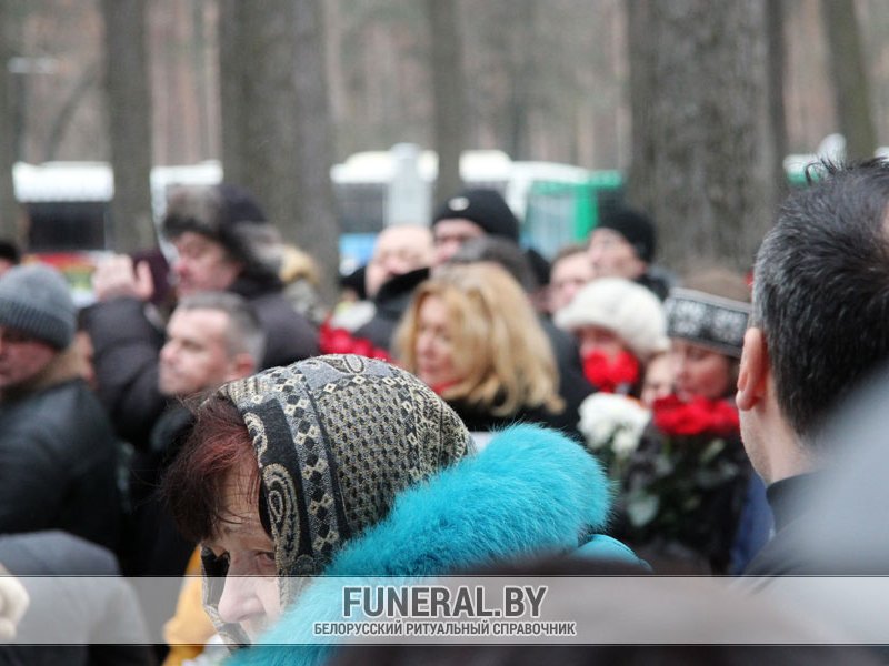 Траурное молчание во время закапывания могилы