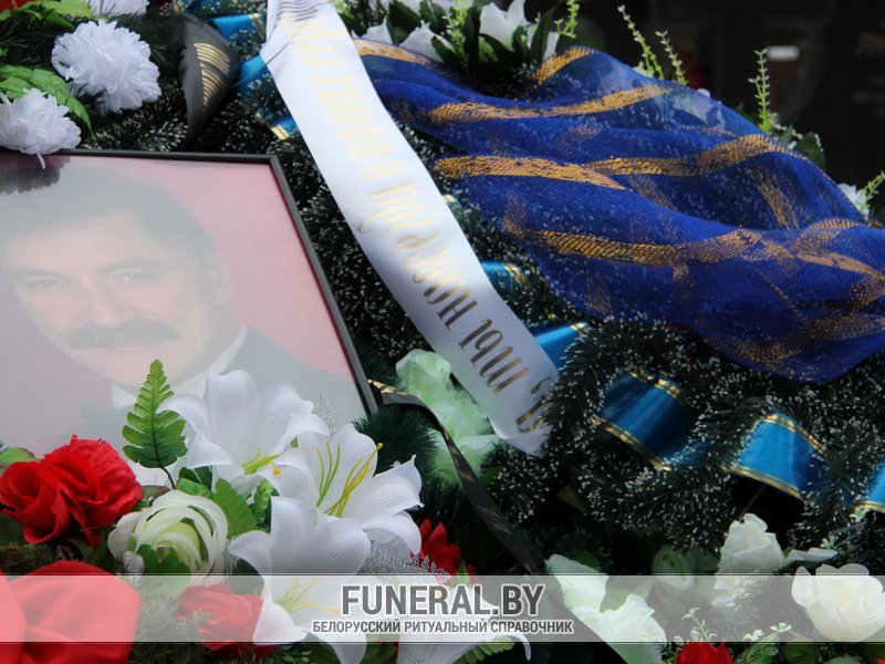 Портрет и фрагменты венков на могиле Александра Тихановича