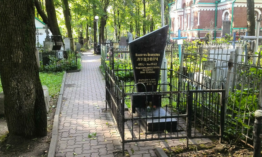 Одна из старых могил военного кладбища