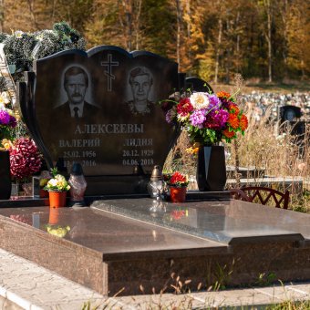 Двойной семейный памятник из гранита в Солигорске