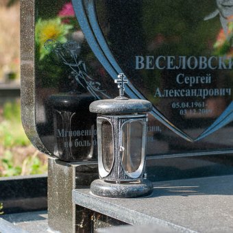 Гроб с цветами, подготовленный для ритуальной церемонии в Березе